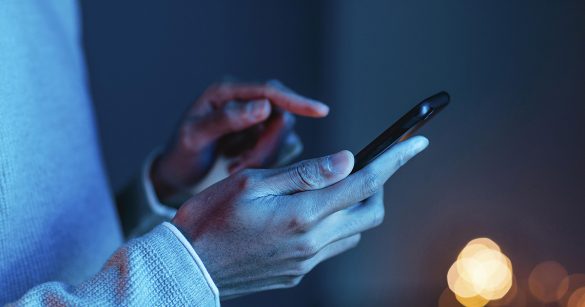 Pessoa usando celular, ICMS, Alzheimer