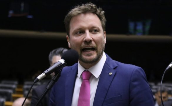 Deputado Mauricio Marcon fala ao microfone